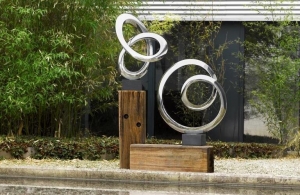 Holzsockel fr Skulpturen - Exklusive Gartendeko