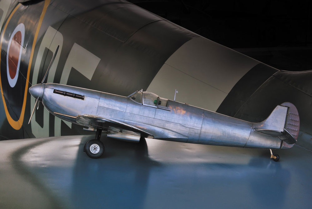 Modellflugzeug Spitfire stehend