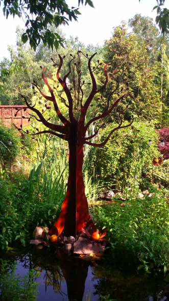 gartendeko Rost Baum in Gartenteich